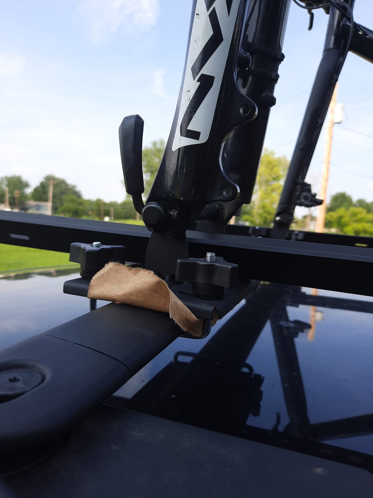 Swagman Standard Fork Mount Roof Bike Rack – Rooftop Bike Carrier for 9mm Quick Release Bikes customer photo 2