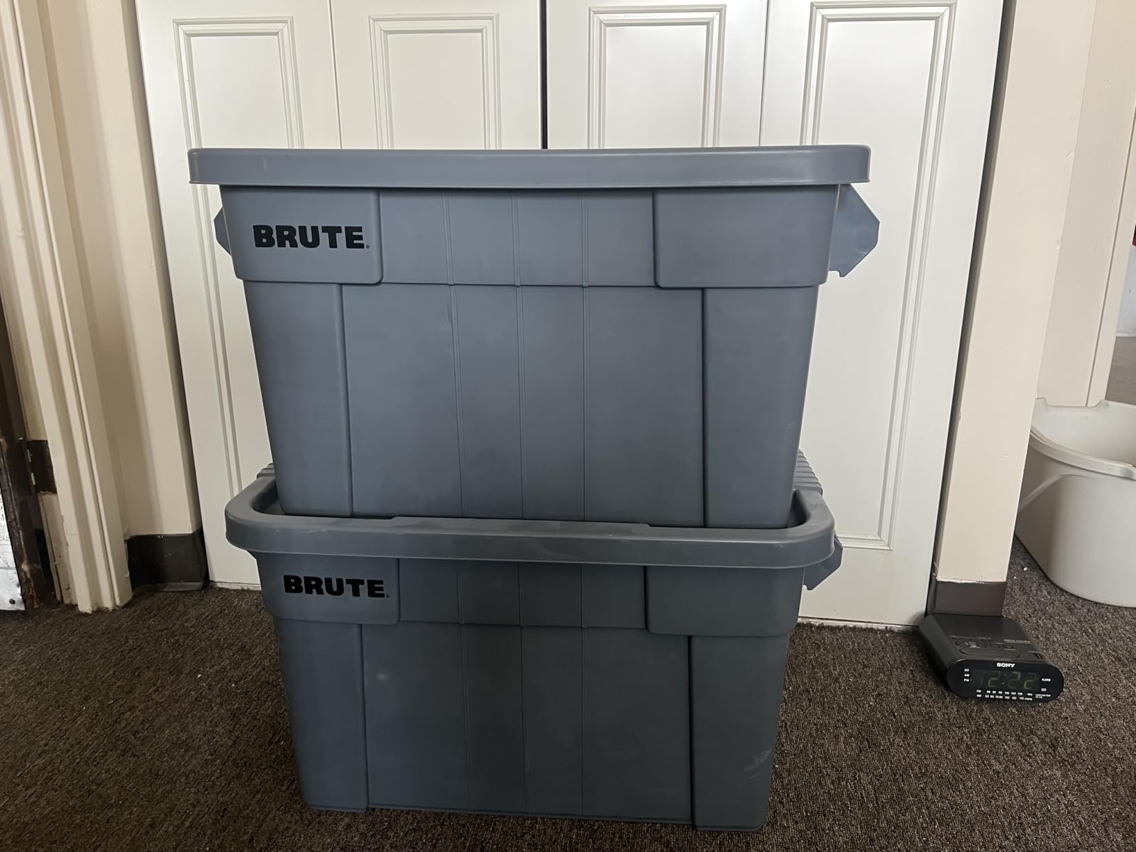 Rubbermaid Commercial Products BRUTE Tote Storage Container with Lid, 14-Gallon-included, Rugged/Reusable Boxes for Moving/Storing in Garage/Basement/Attic/Jobsite/Truck/Camping, Gray customer photo 1