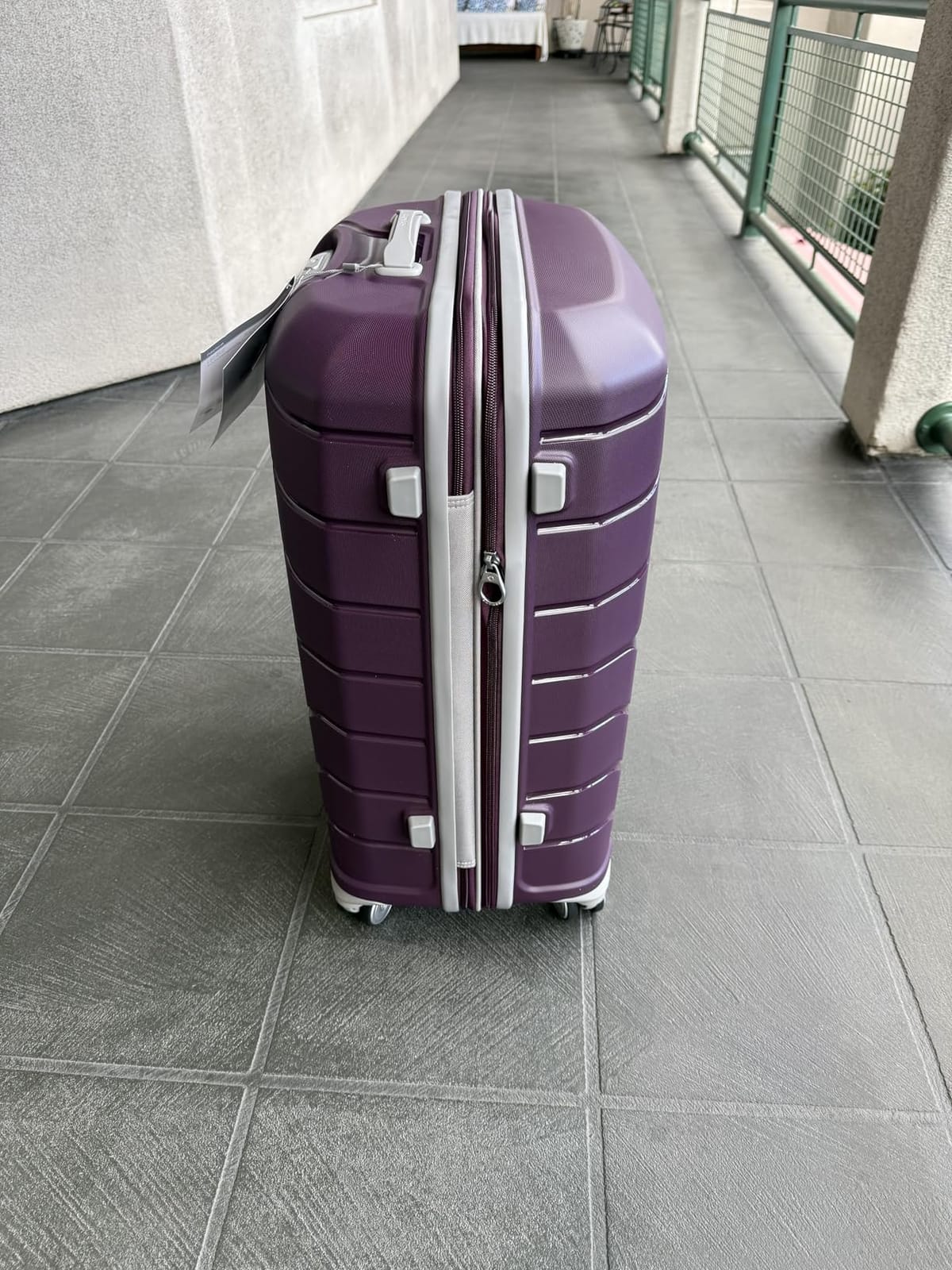 Samsonite Freeform Hardside Carry-On Luggage with Spinner Wheels - Hardshell Suitcase - TSA, Airline-Approved - Expandable Hard Shell, Smooth Rolling Wheels for Lightweight Travel – Black customer photo 1