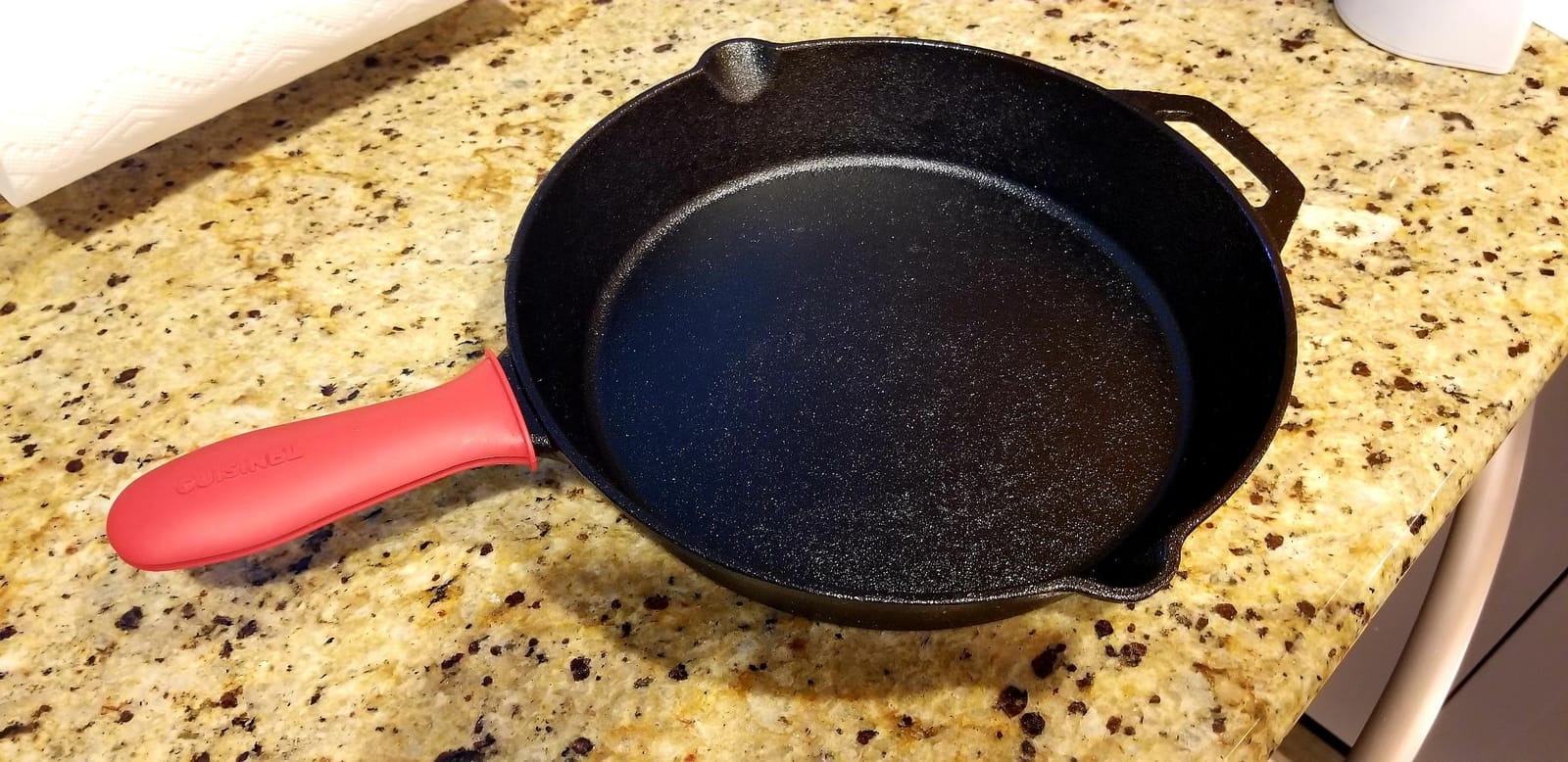 Cuisinel 12‑Inch Cast Iron Skillet – Pre‑Seasoned Frying Pan with Assist Handle & Silicone Handle Holder – Oven, Stovetop, Grill & Campfire Safe Cookware – PFAS & PFOA‑Free customer photo 1