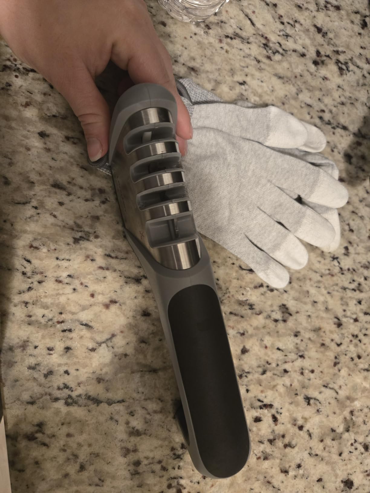 Longzon 5-in-1 Knife Sharpener 4 Stage with Cut-Resistant Glove, Quickly Sharpens & Restores Dull Blades, Easy & Safe for Home Manual Kitchen Use, Fits Most Knives and Scissors, Black+Silver customer photo 2