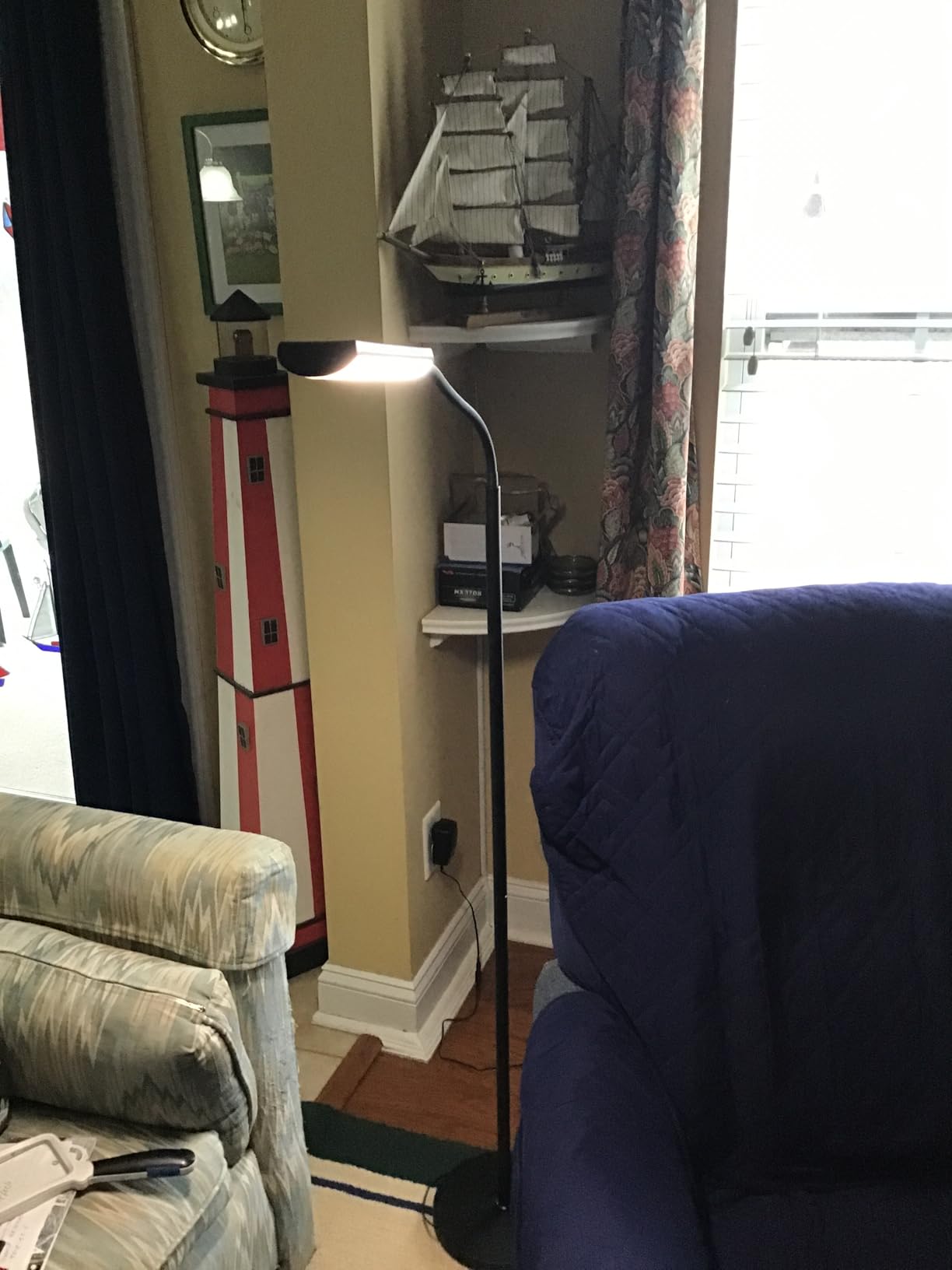 Dimunt LED Floor Lamp, Stepless Adjustable 3000K-6000K Colors, Black customer photo 2