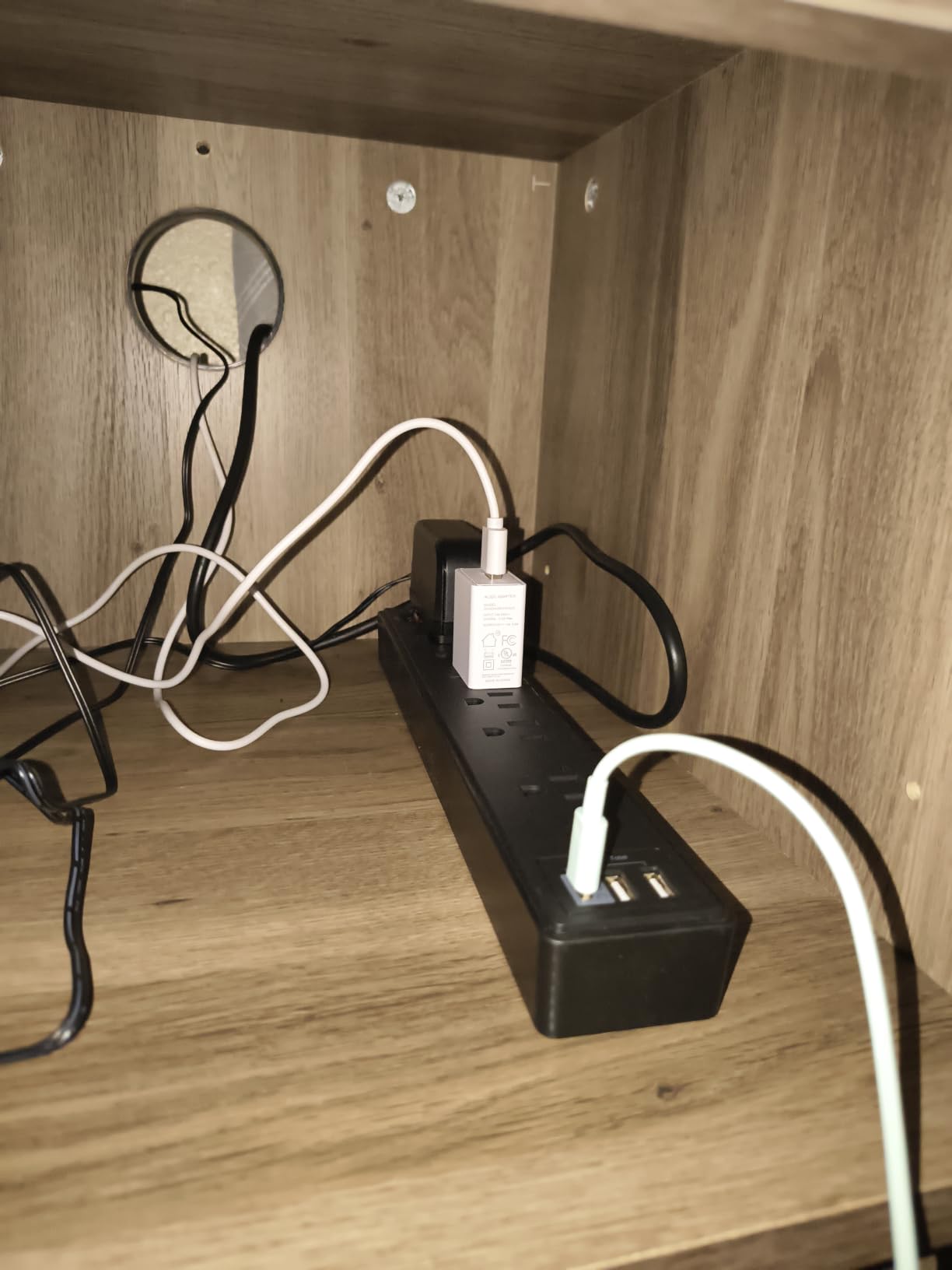 Yintar 6Ft Surge Protector Power Strip with 6 Outlets & 3 USB Ports, Black customer photo 1