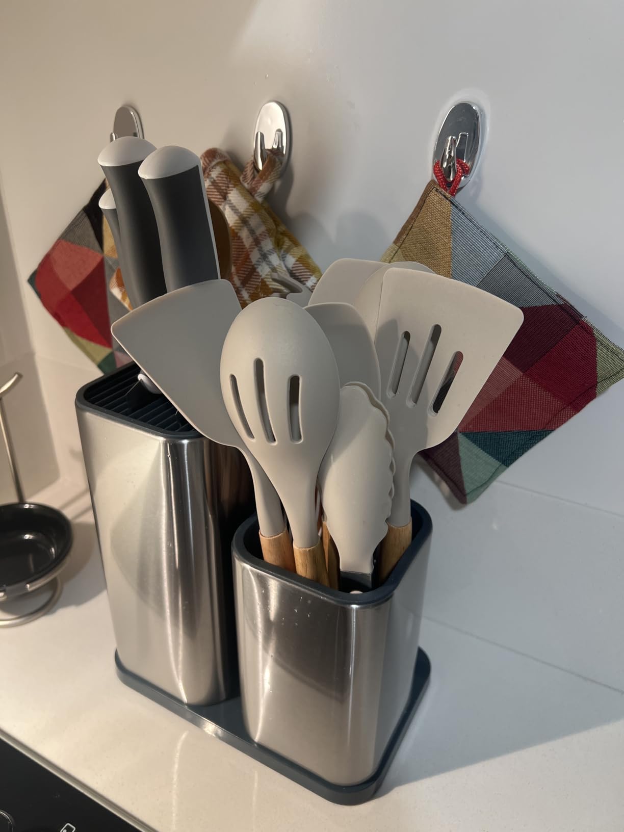RedCall Kitchen Knife Holder,Stainless Steel Universal Knife Block Without Knives for Countertop,Modern Knife Utensil Holder for Counter,Edge-Protect Knife Storage Organizer (Stainless Steel (Silver)) customer photo 1