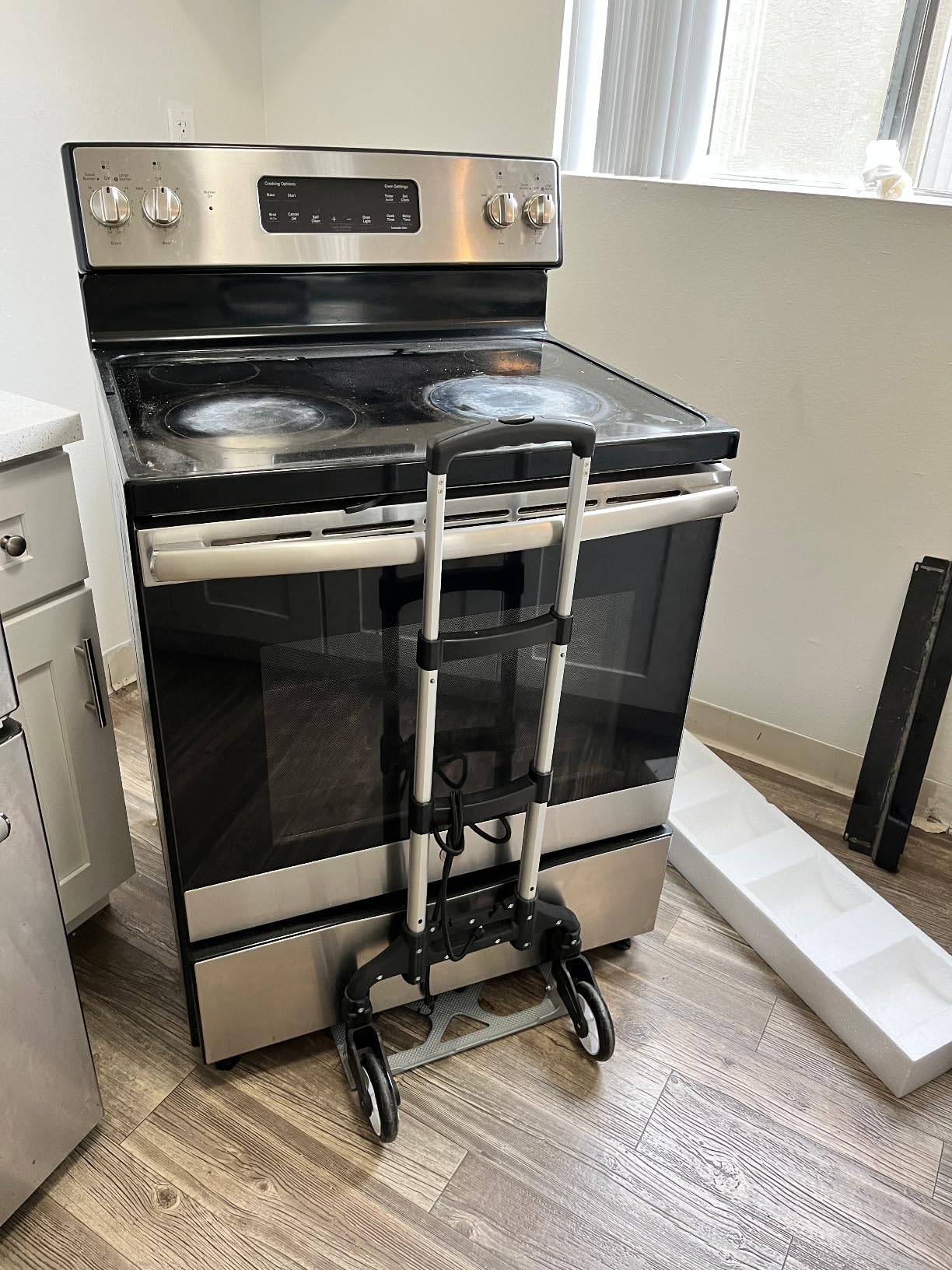 Ultimaxx Professional Heavy-Duty 150 Pound (lb) Capacity Aluminum Folding Hand Truck/Luggage Cart (Black/Silver) with Adjustable Handle, Folding Away Wheels, and Bungee Cord customer photo 1