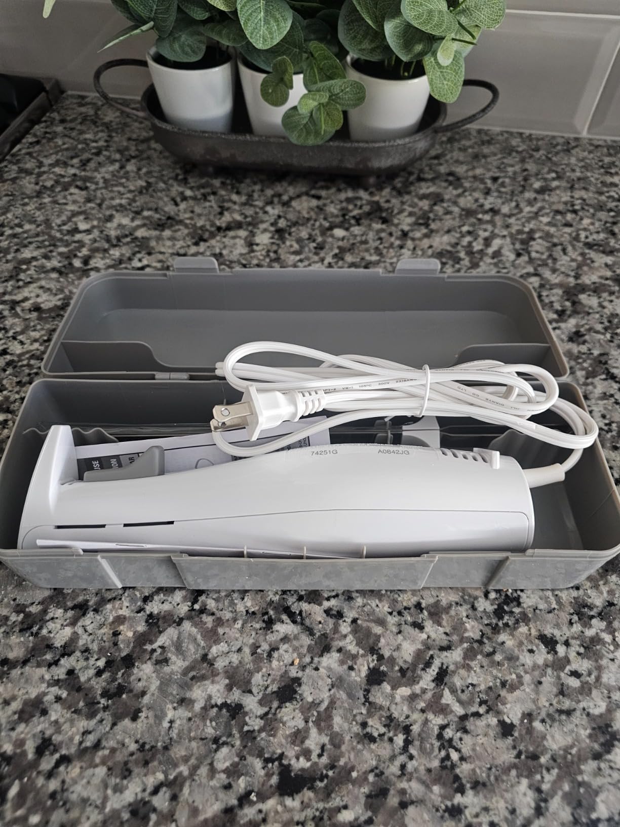 Hamilton Beach Electric Knife Set for Carving Meats, Poultry, Bread, Crafting Foam & More, Reciprocating Serrated Stainless Steel Blades, Ergonomic Design Storage Case + Fork Included, 5 Foot Cord customer photo 2