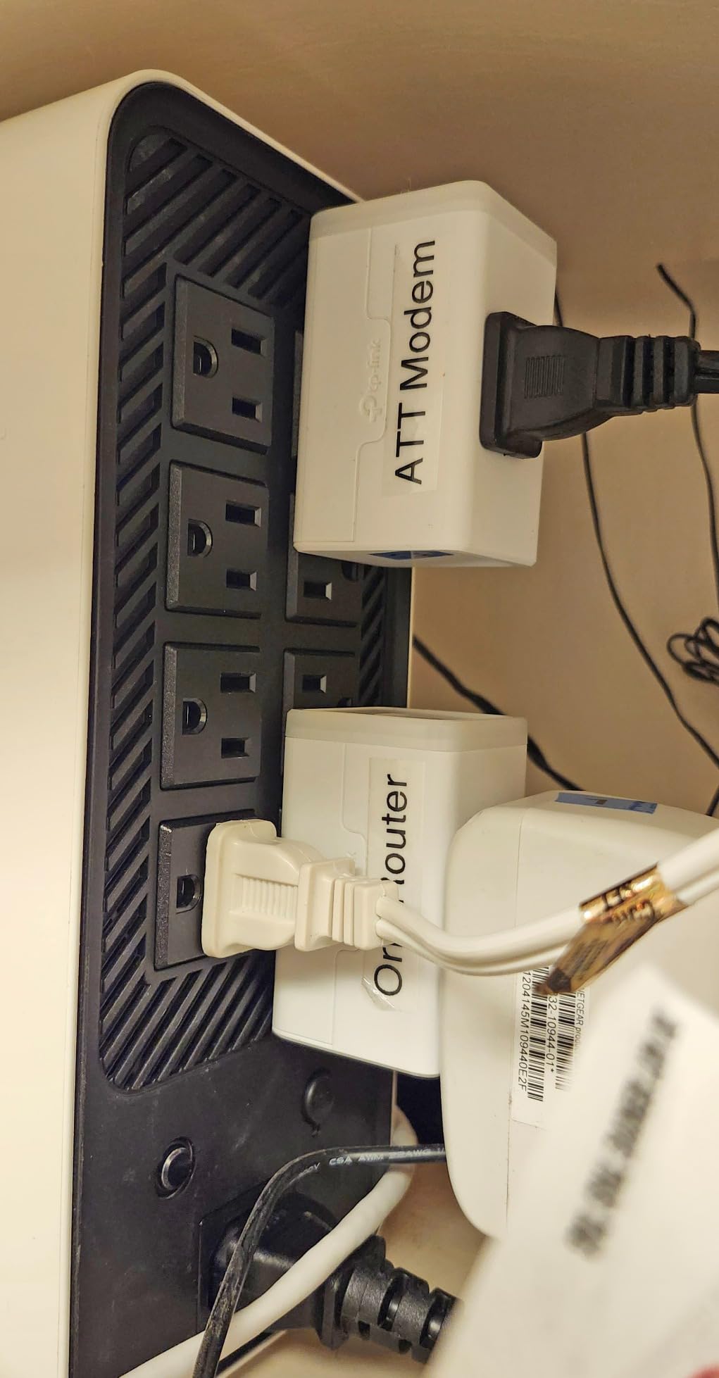 GOLDENMATE 1000VA/800W Lithium UPS Battery Backup & Surge Protector, White customer photo 1