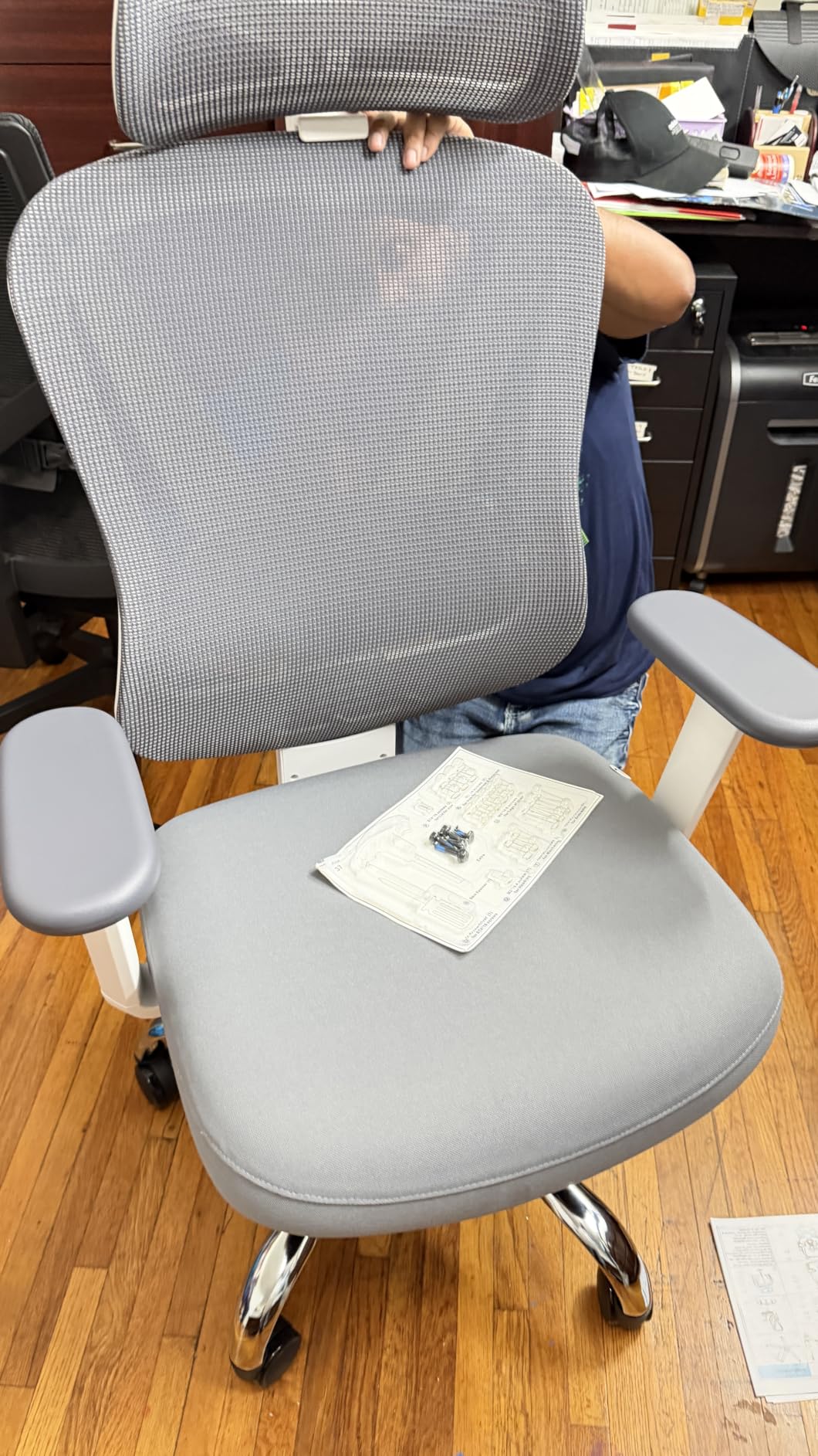 HOLLUDLE Ergonomic Mesh Office Chair, V Back Desk Chair with 2D Headrest customer photo 1