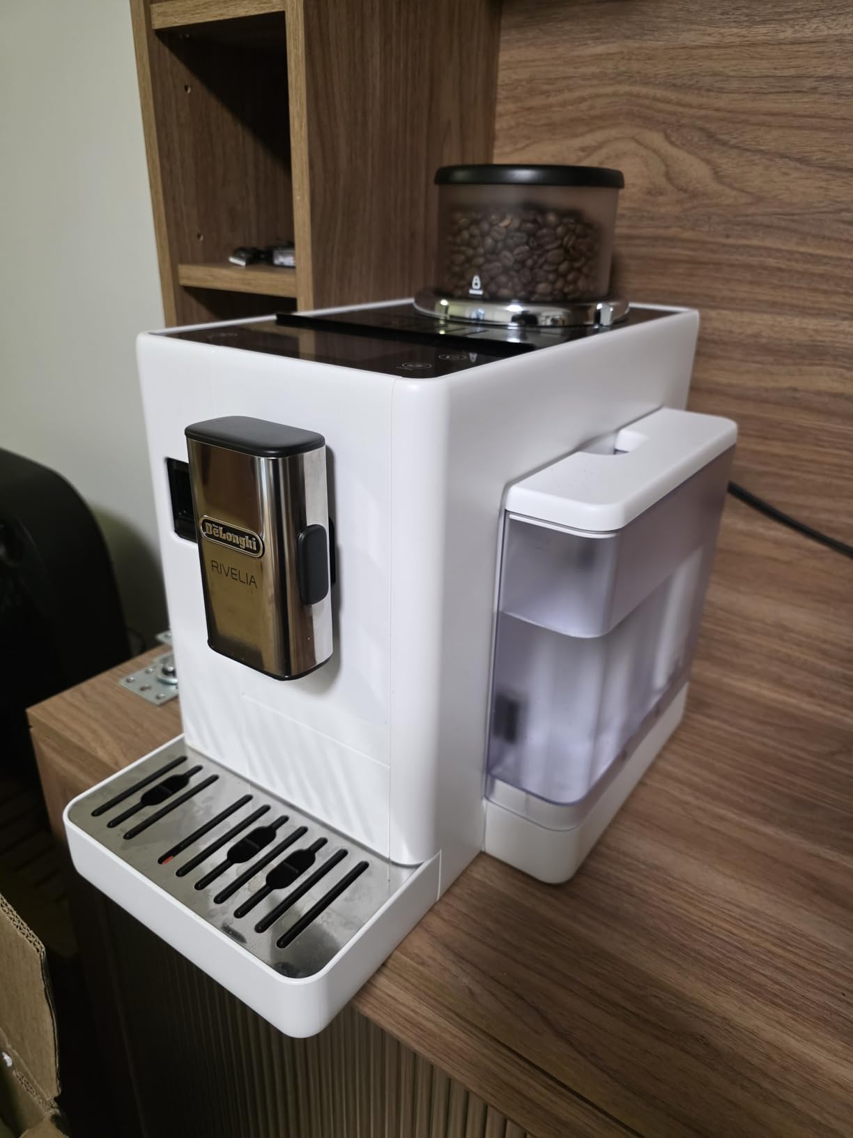 De'Longhi Rivelia Automatic Espresso Machine, Milk Frother, White customer photo 1