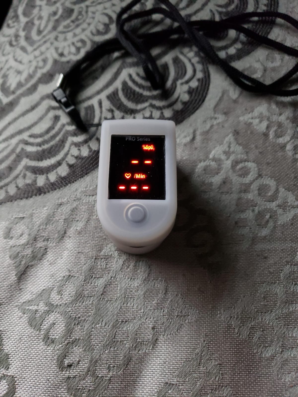 Zacurate 500 Series Fingertip Pulse Oximeter Blood Oxygen Saturation Monitor with Silicon Cover, Batteries and Lanyard (Royal Black) customer photo 2