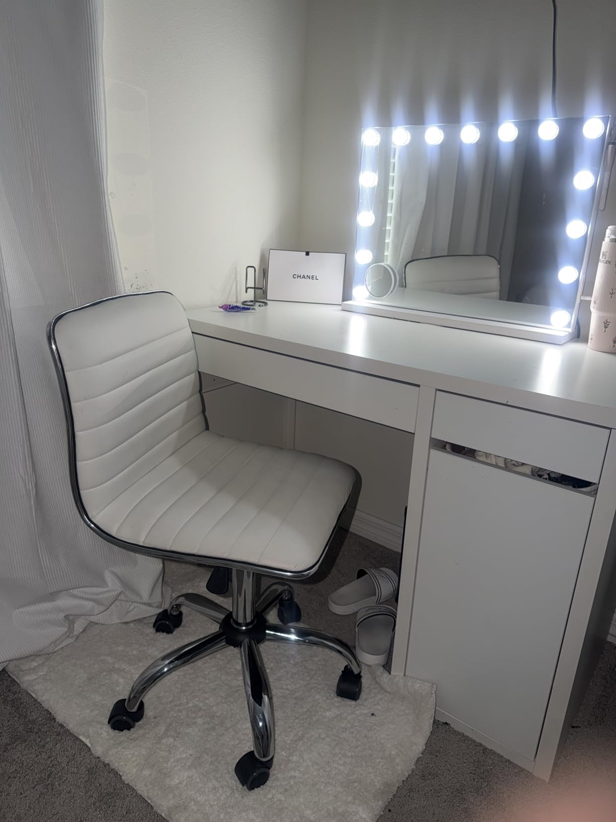 Yaheetech Black Armless Vanity Desk Chair with Wheels, Ribbed PU Leather customer photo 1