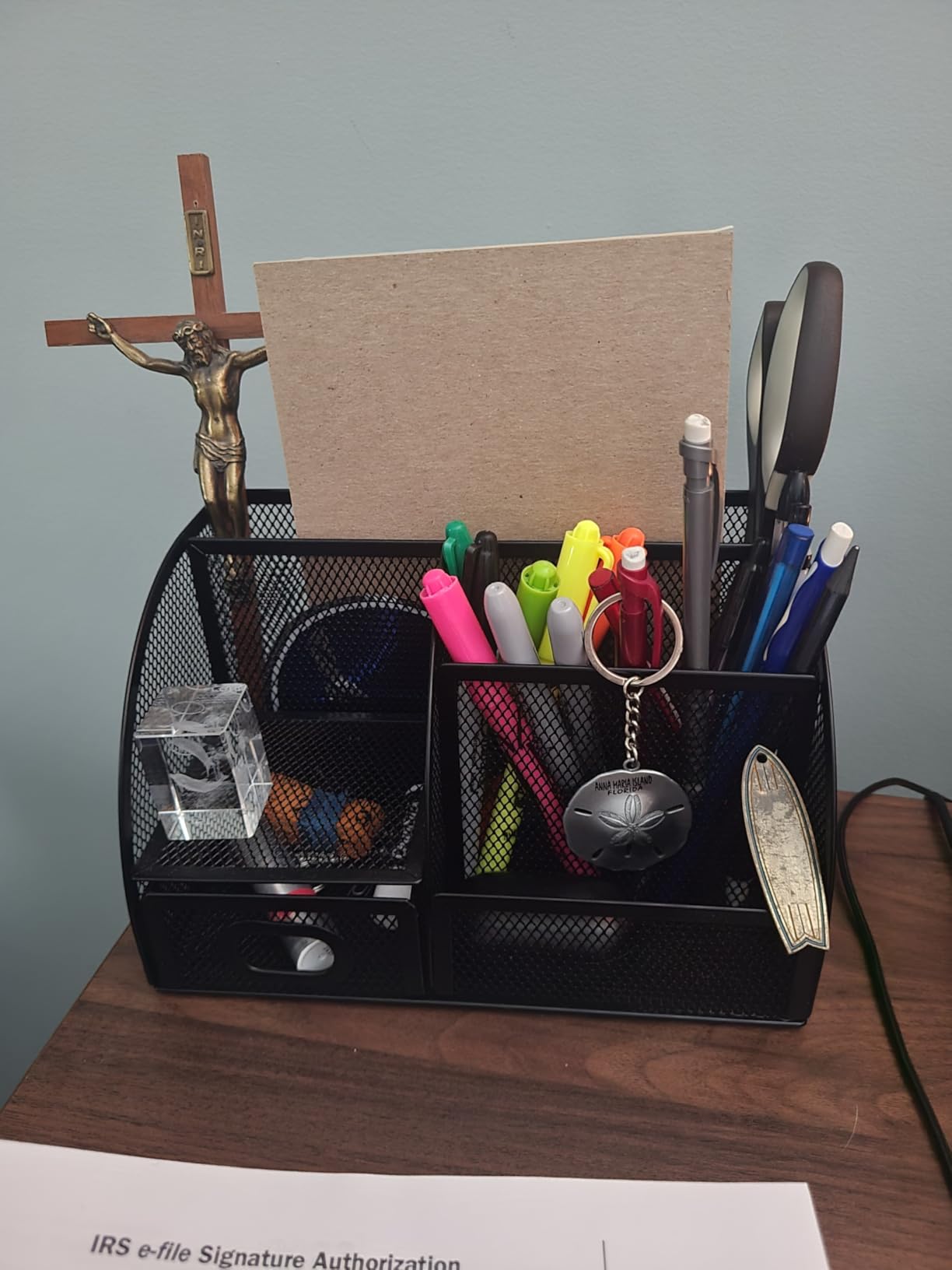 Amazon Basics Mesh Pen Holder and Desktop Desk Organizer, Office Caddy Storage for Writing Utensils, 9.1 x 5.9 x 5.5 inches, Black customer photo 1
