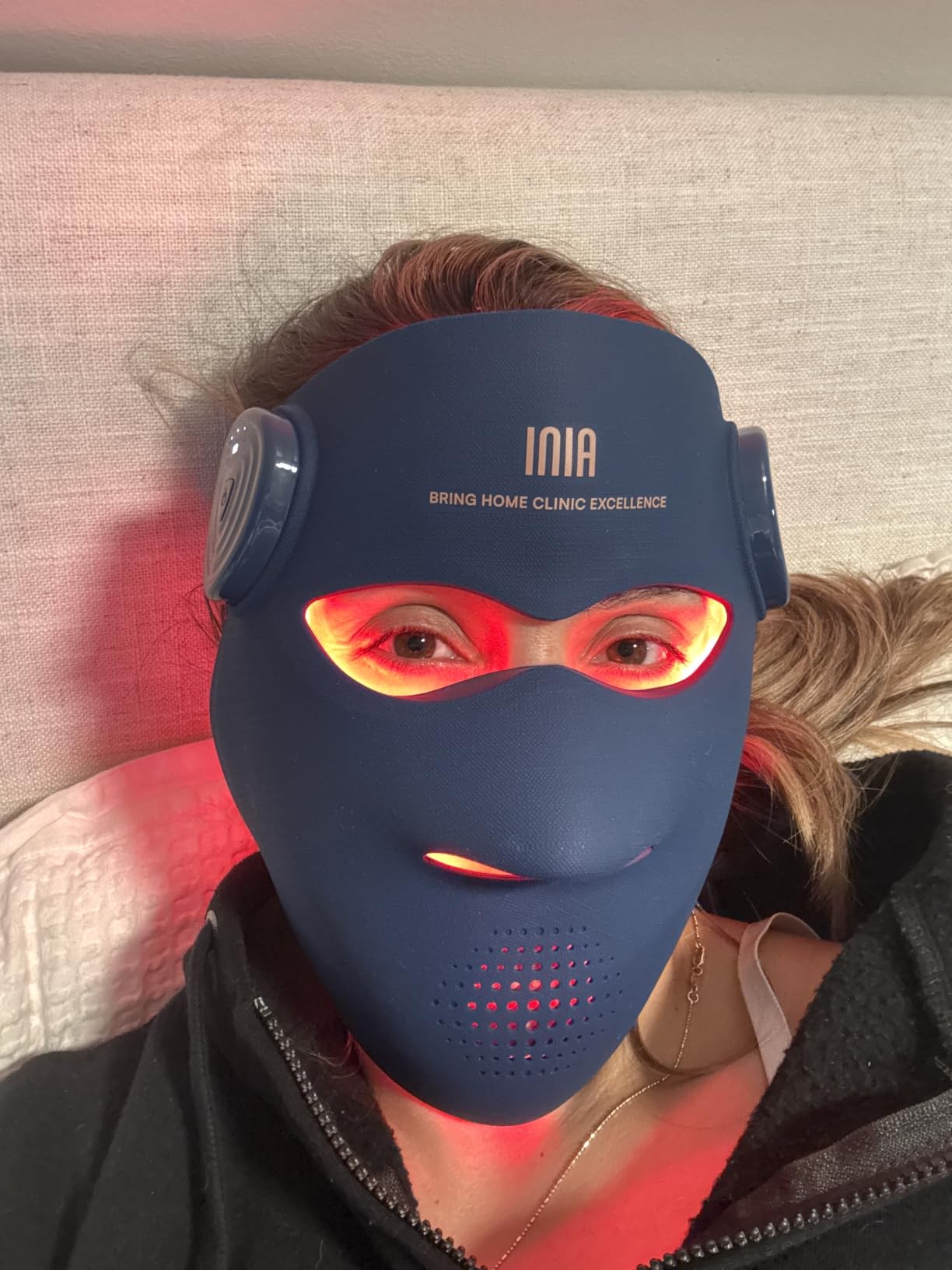 INIA GLOW 4D Wireless Red Light Therapy Mask for Face, Dual NIR, 320 LEDs customer photo 1