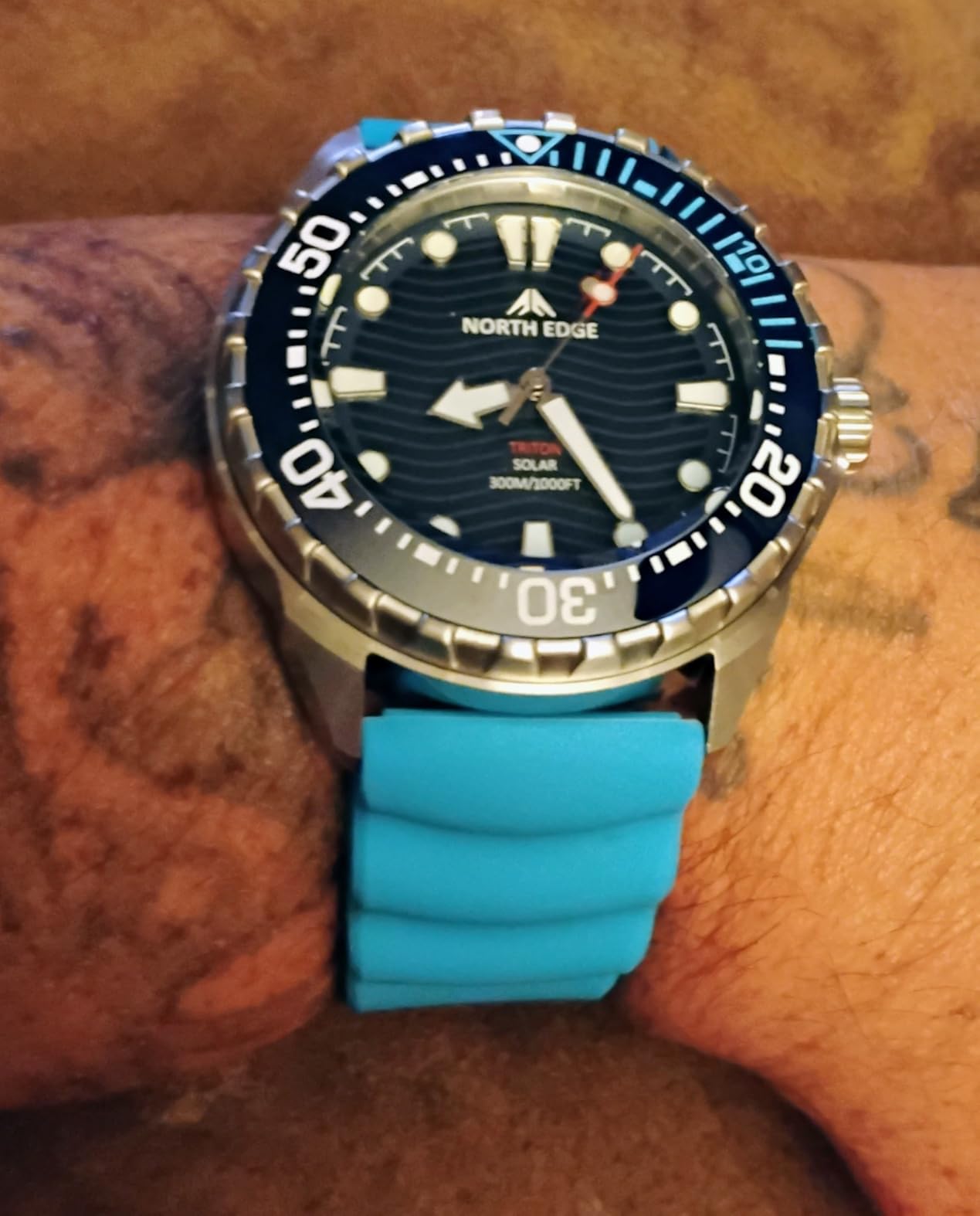 NORTH EDGE Solar Powered Dive Watch Men’s Watch, 1000FT/300M Water Resistance, Luminous Dial, Silicone Strap 45.8MM customer photo 2